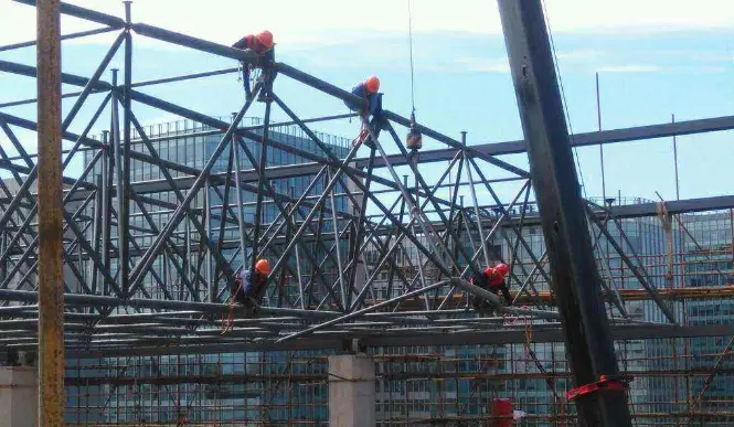 论网架装配施工中搭设脚手架应当留神的事故